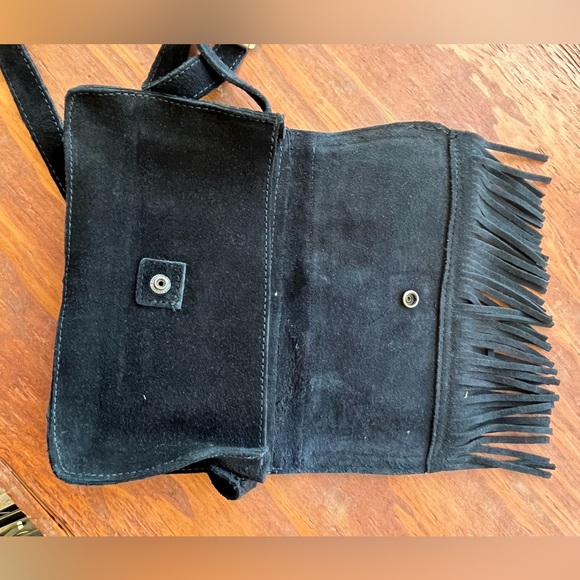 MINNETONKA BLACK LEATHER CROSSBODY - Picture 5 of 8